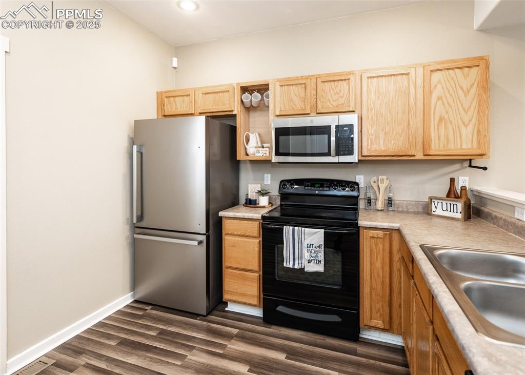 Image 12 of 36: Kitchen