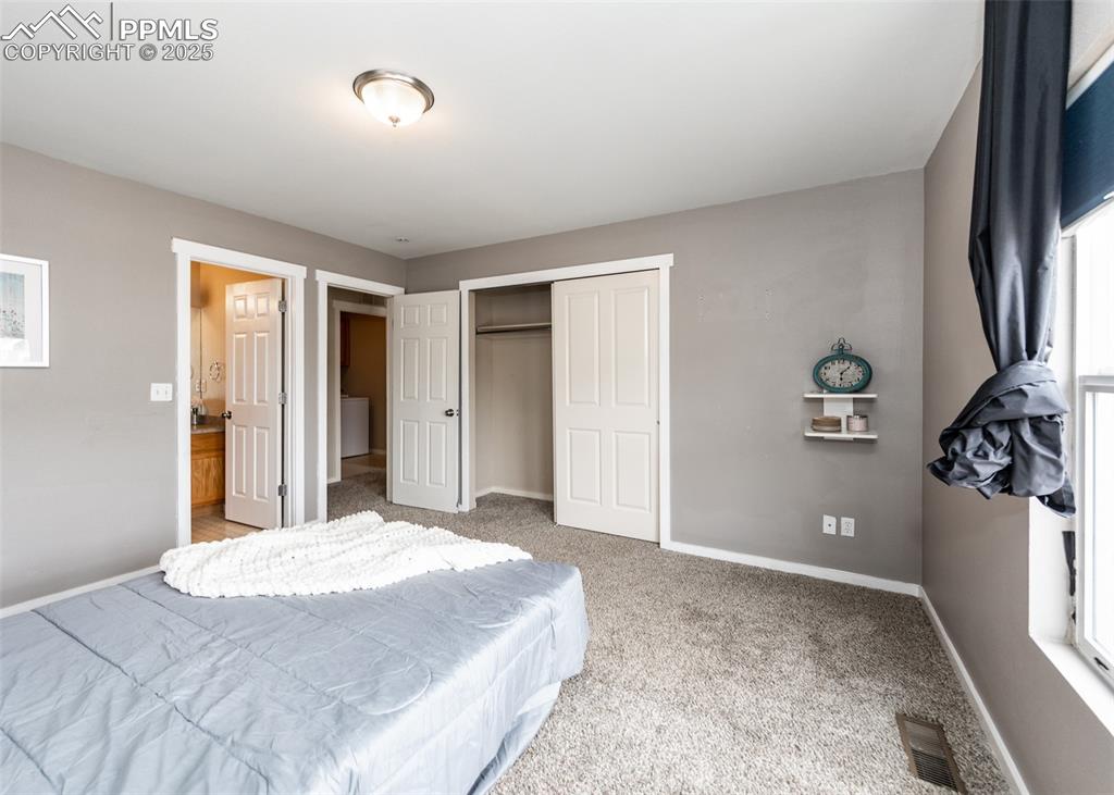 Image 18 of 36: Bedroom