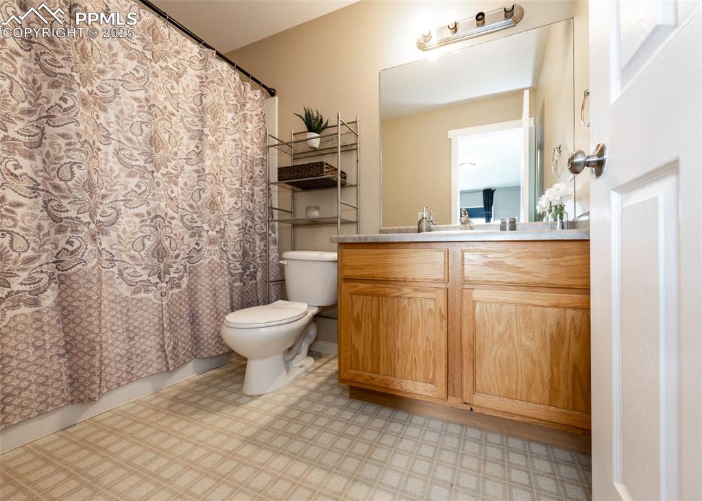 Image 19 of 36: Bathroom