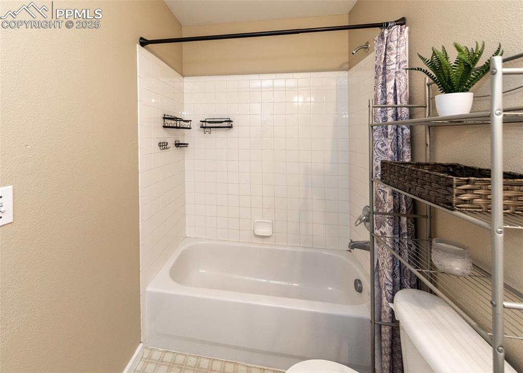 Image 20 of 36: Bathroom