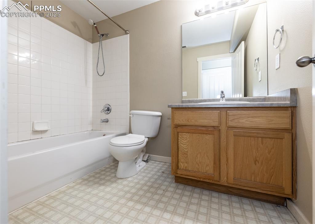 Image 33 of 36: Bathroom
