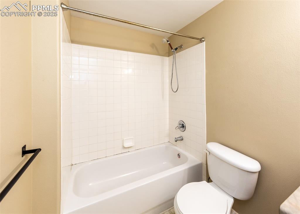 Image 34 of 36: Bathroom