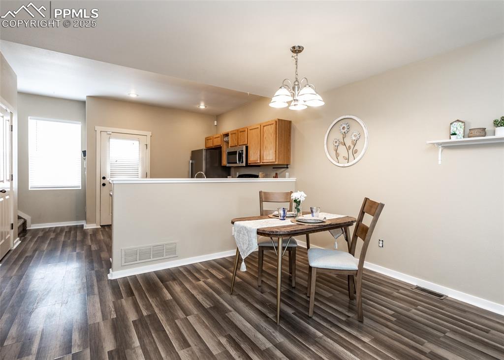Image 8 of 36: Dining Area
