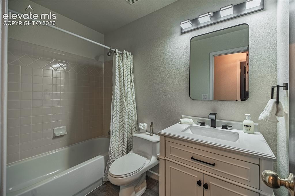 Image 14 of 38: Bathroom