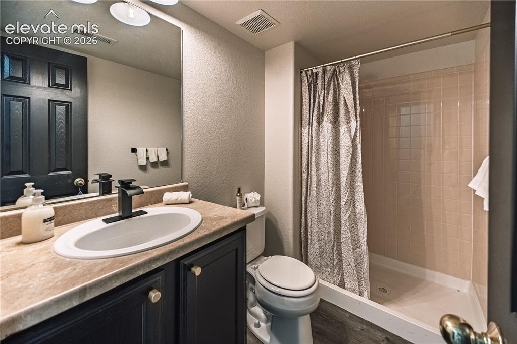 Image 34 of 38: Bathroom