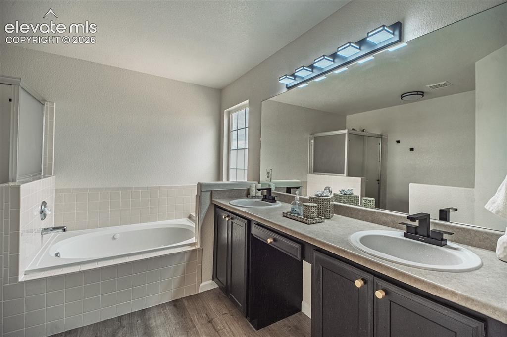Image 9 of 38: Bathroom