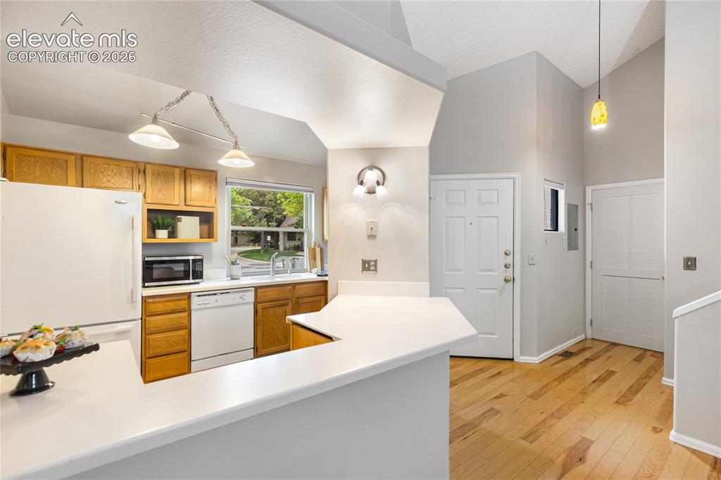 Image 17 of 34: Kitchen
