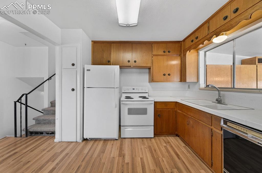 Image 11 of 29: Kitchen