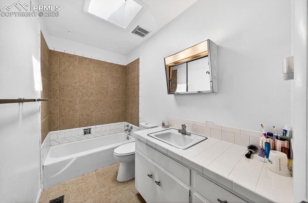 Image 16 of 29: Bathroom