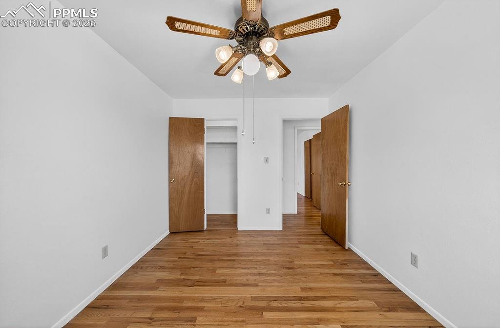 Image 19 of 29: Bedroom