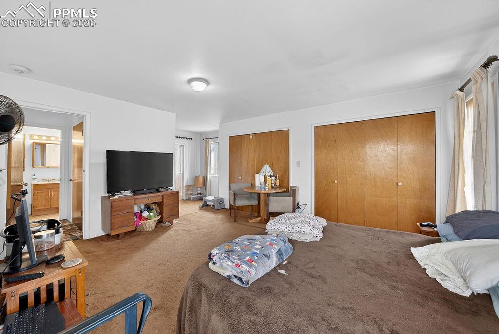 Image 28 of 29: Bedroom