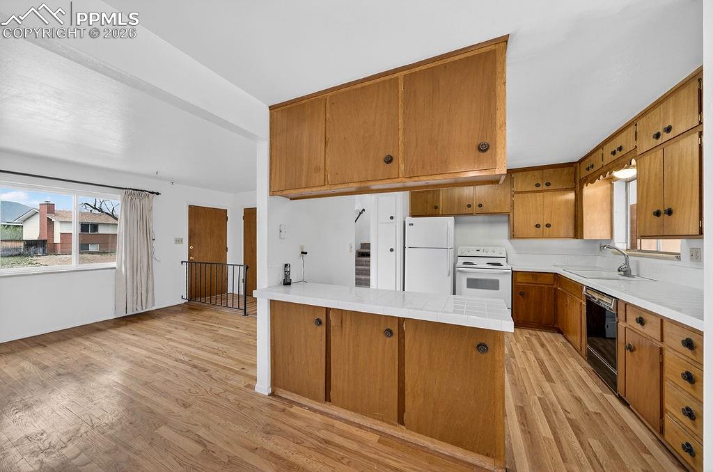 Image 7 of 29: Kitchen