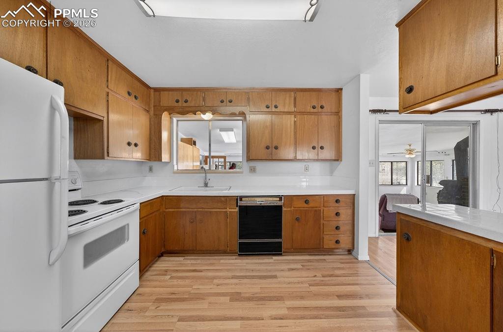 Image 8 of 29: Kitchen