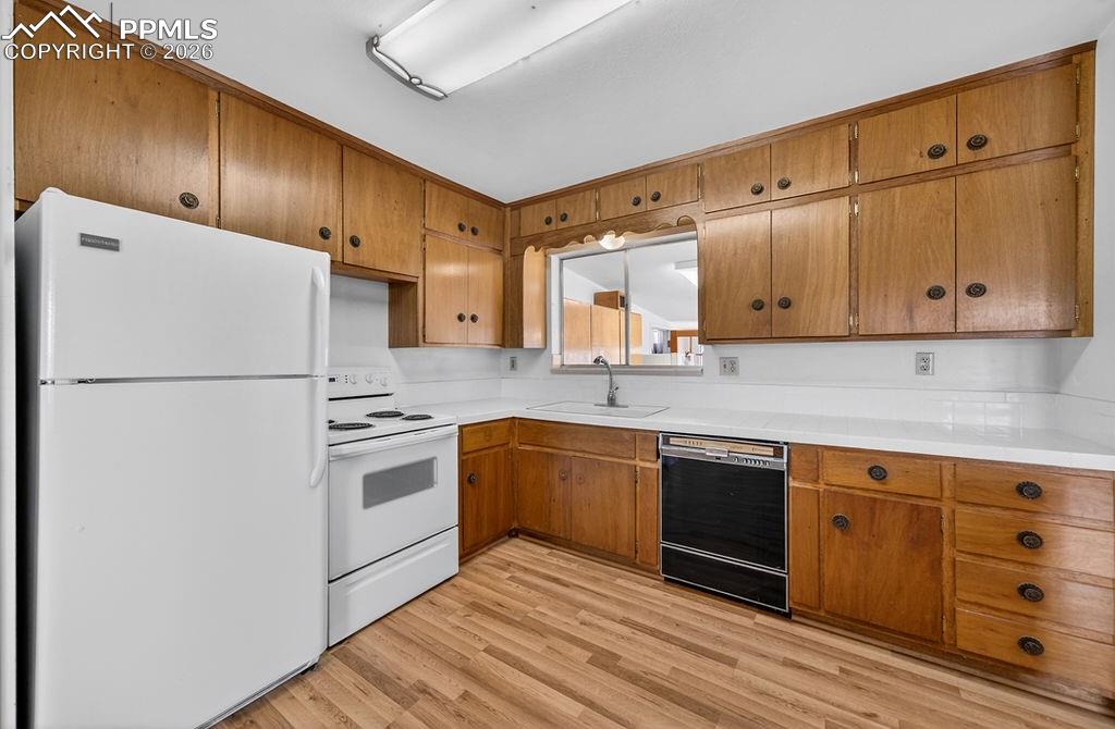 Image 9 of 29: Kitchen