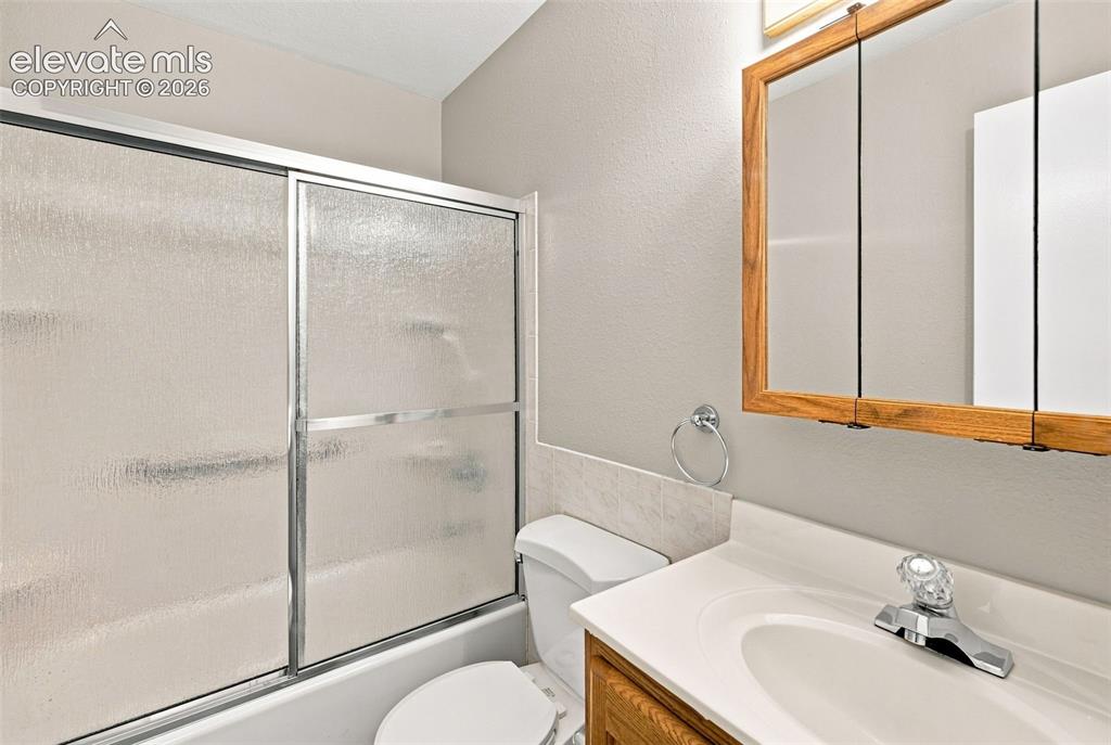 Image 21 of 34: Bathroom