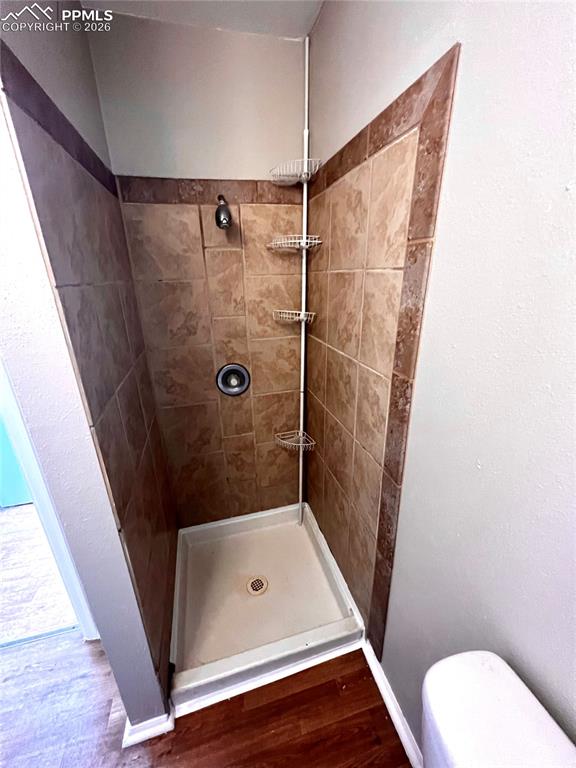 Image 6 of 13: Bathroom of 211 