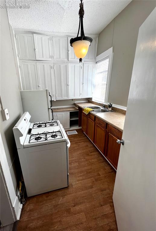Image 7 of 13: Kitchen of 211