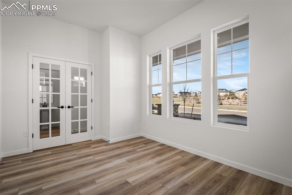 Image 14 of 36: Office