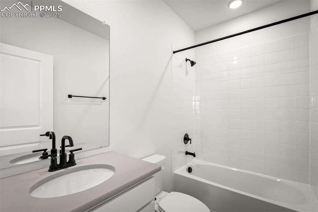 Image 25 of 36: Bathroom