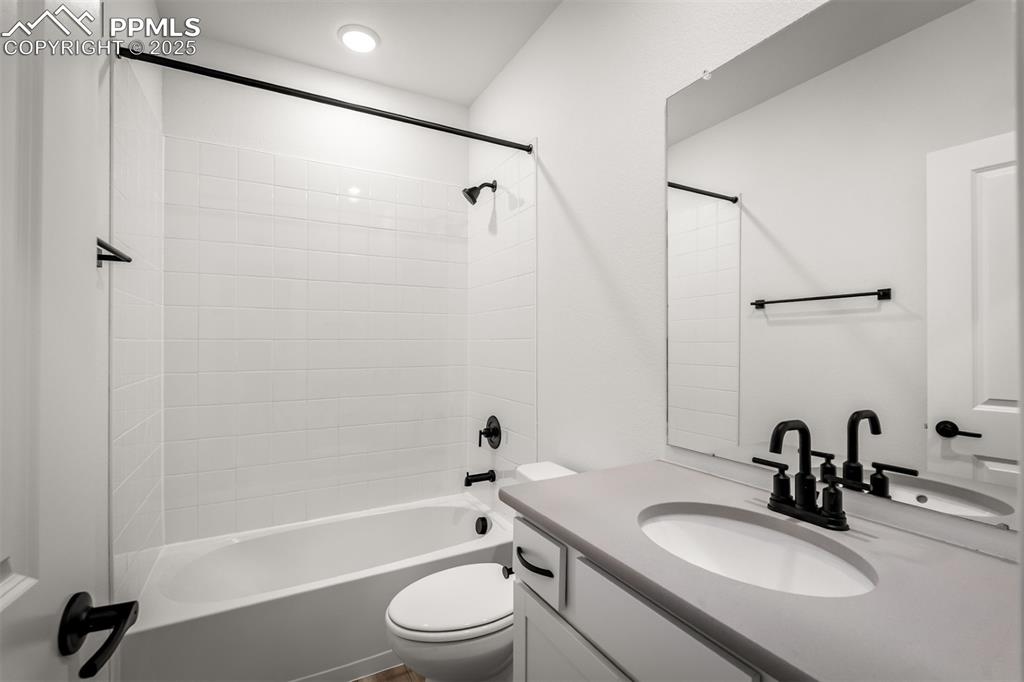 Image 33 of 36: Bathroom