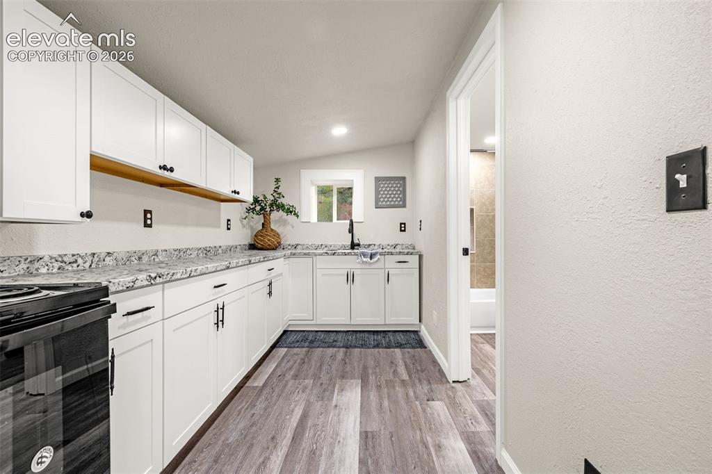 Image 11 of 26: Kitchen