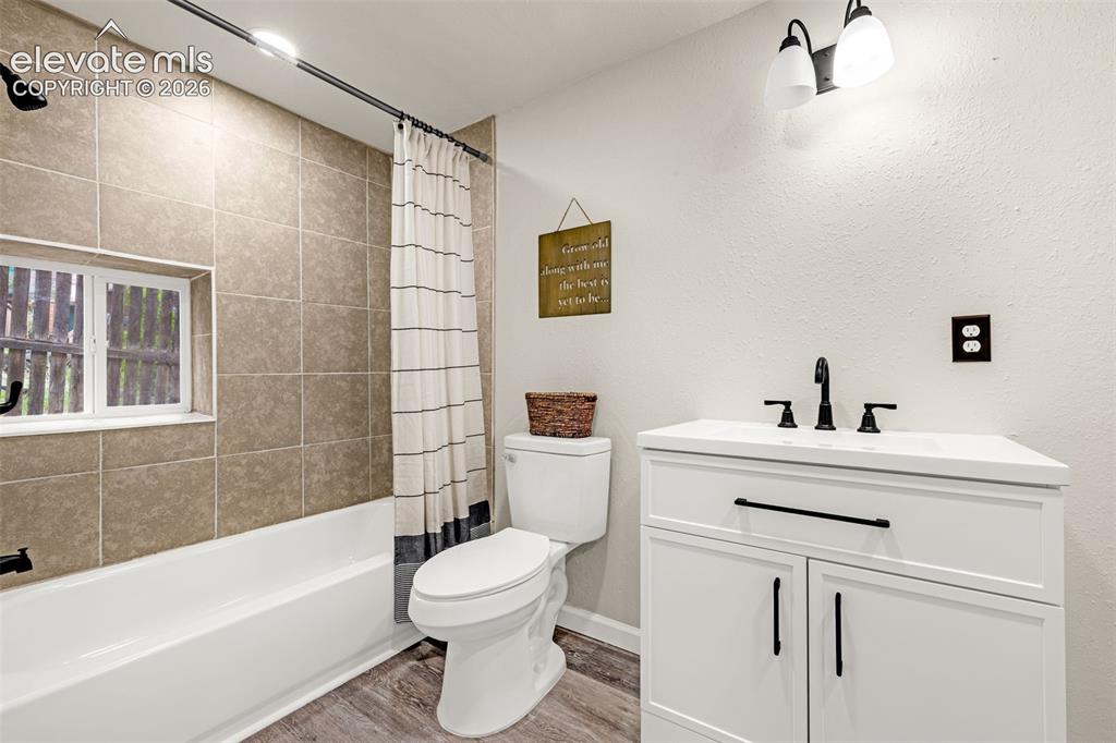 Image 14 of 26: Bathroom