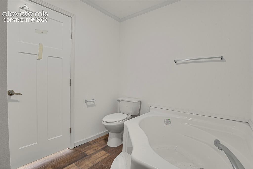 Image 16 of 27: Bathroom