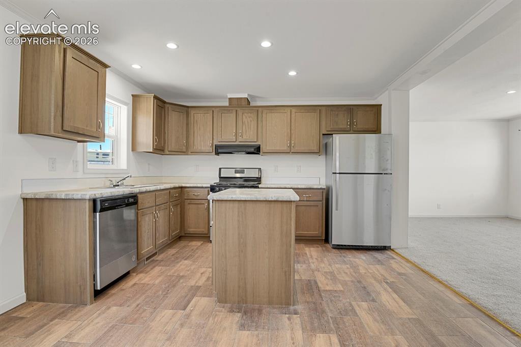 Image 4 of 27: Kitchen