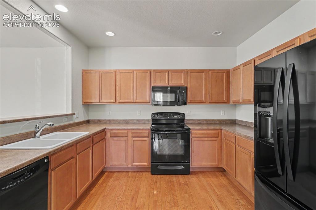 Image 10 of 28: Kitchen