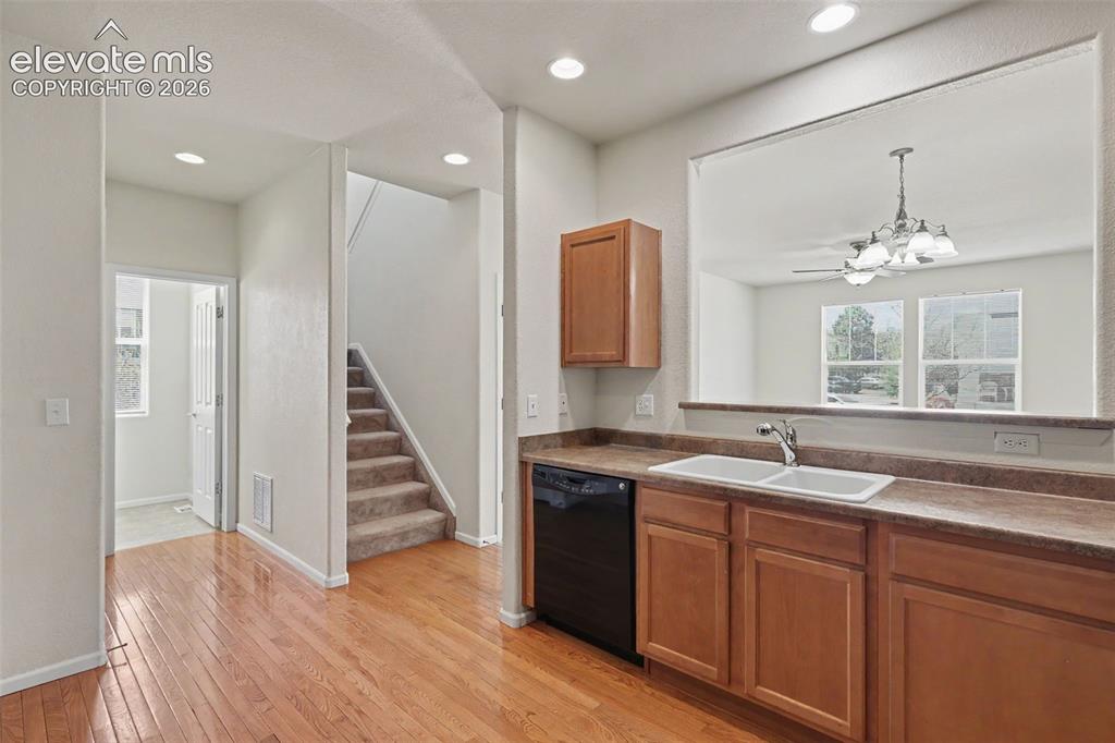 Image 11 of 28: Kitchen