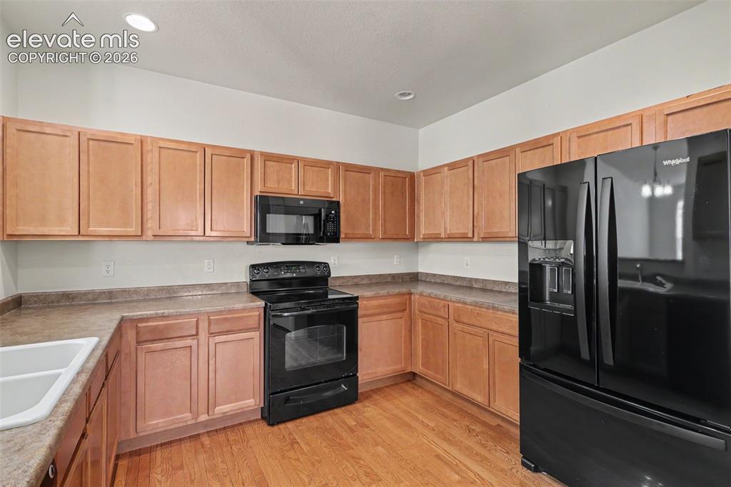 Image 12 of 28: Kitchen