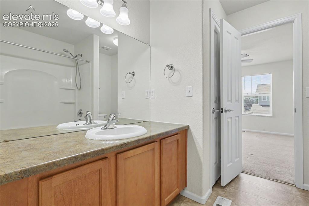 Image 25 of 28: Bathroom