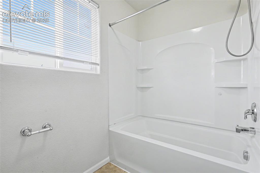 Image 26 of 28: Bathroom