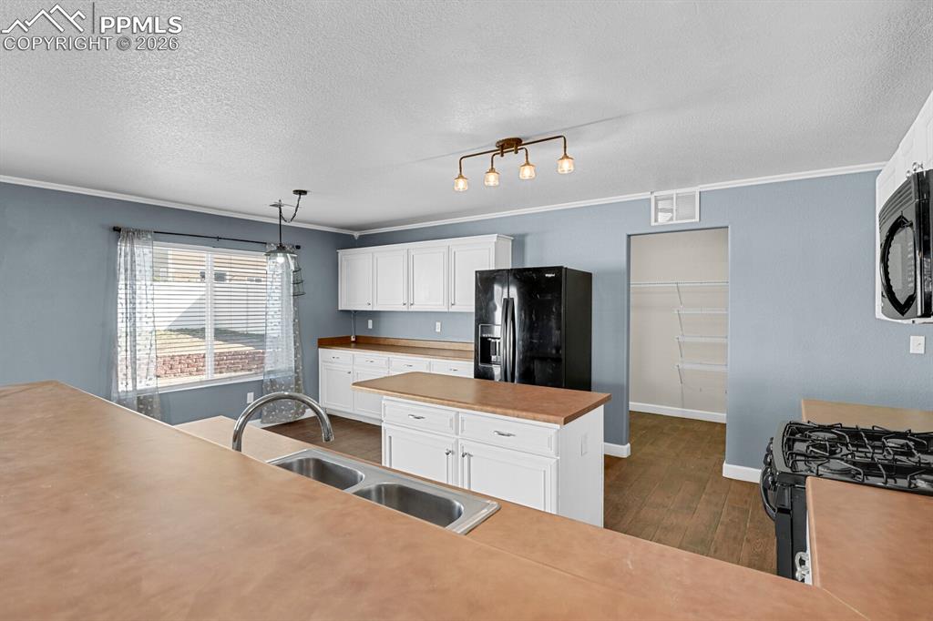 Image 13 of 50: Kitchen