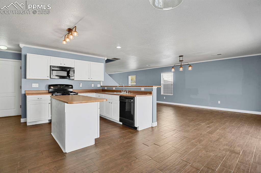 Image 15 of 50: Kitchen