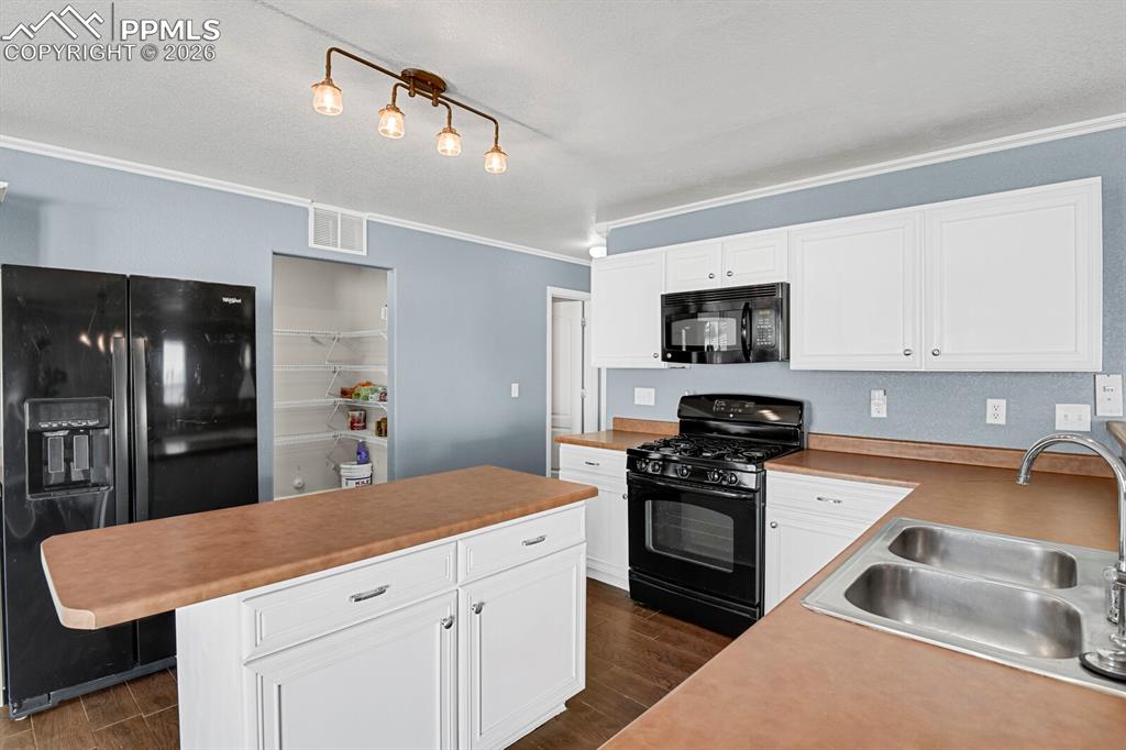 Image 16 of 50: Kitchen