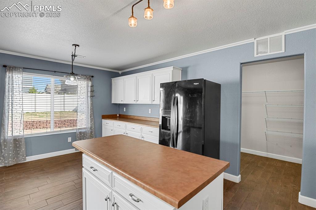 Image 19 of 50: Kitchen