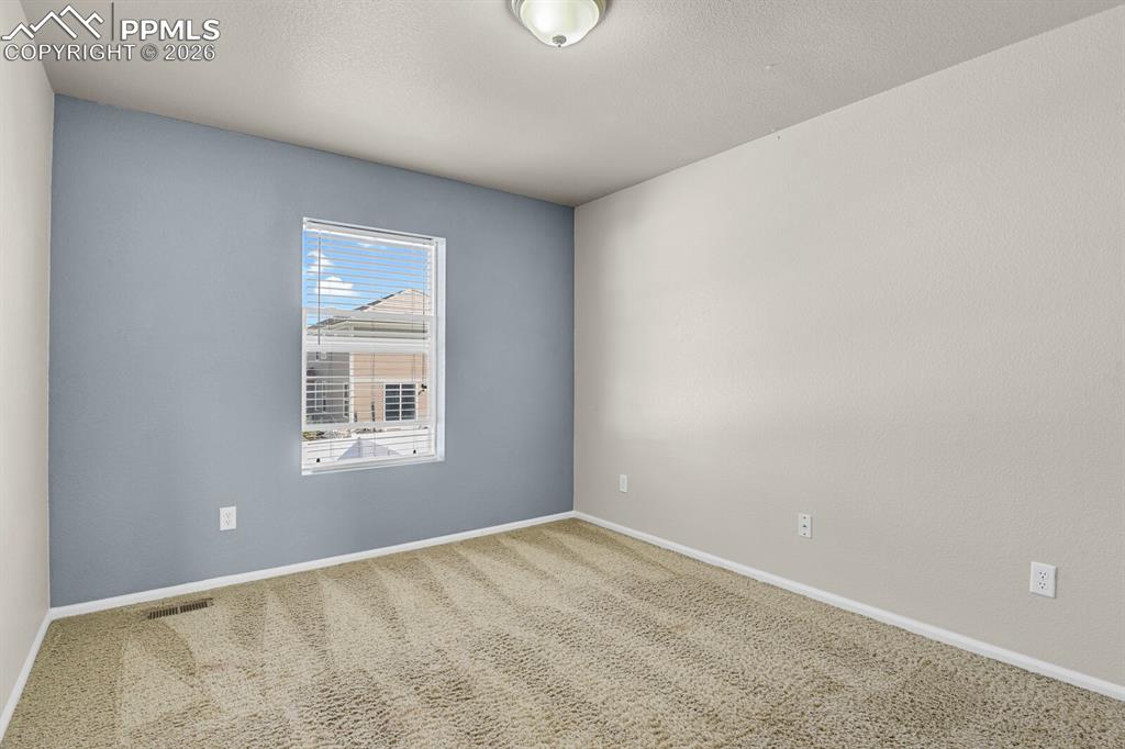 Image 33 of 50: Bedroom