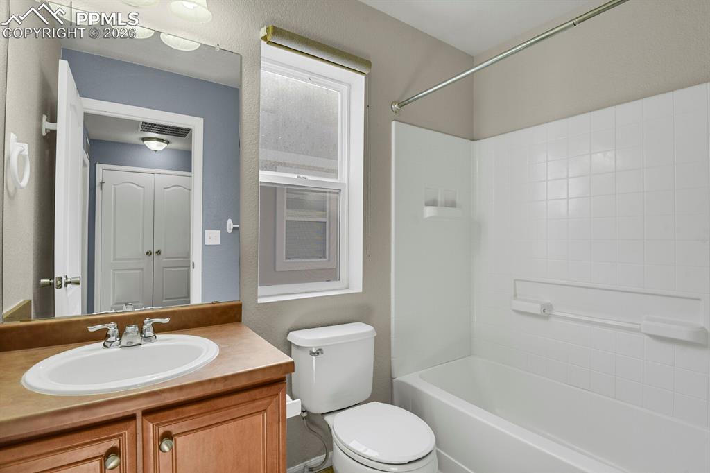 Image 36 of 50: Bathroom