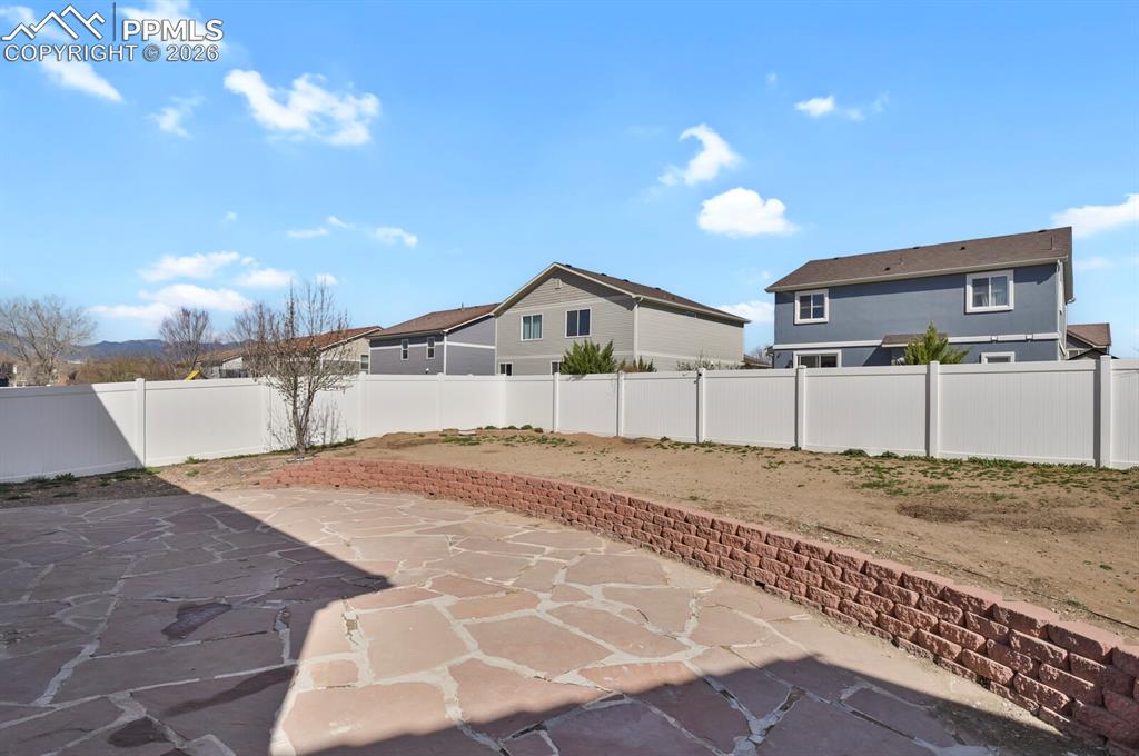 Image 41 of 50: Yard