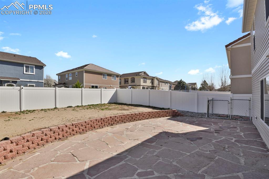 Image 42 of 50: Yard