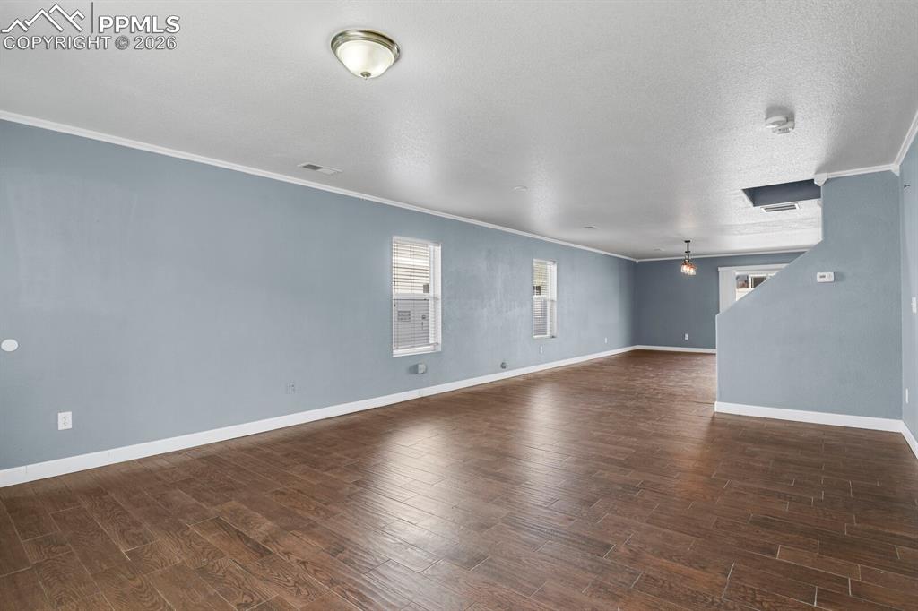 Image 5 of 50: Living Room