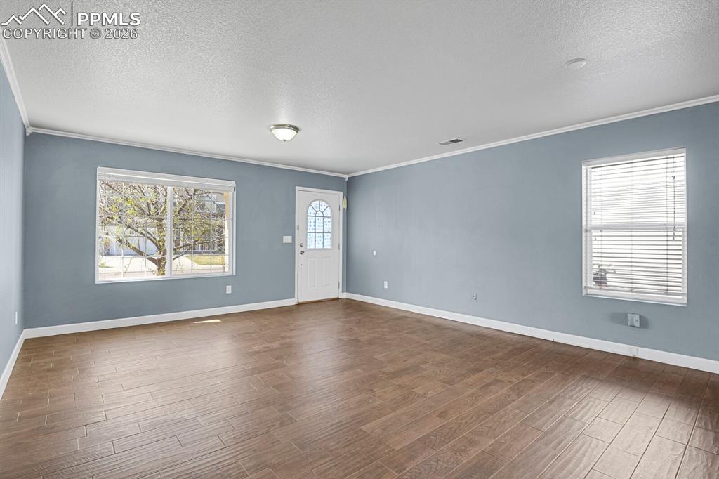 Image 6 of 50: Living Room