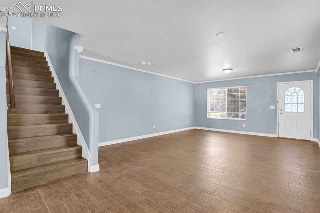 Image 7 of 50: Living Room