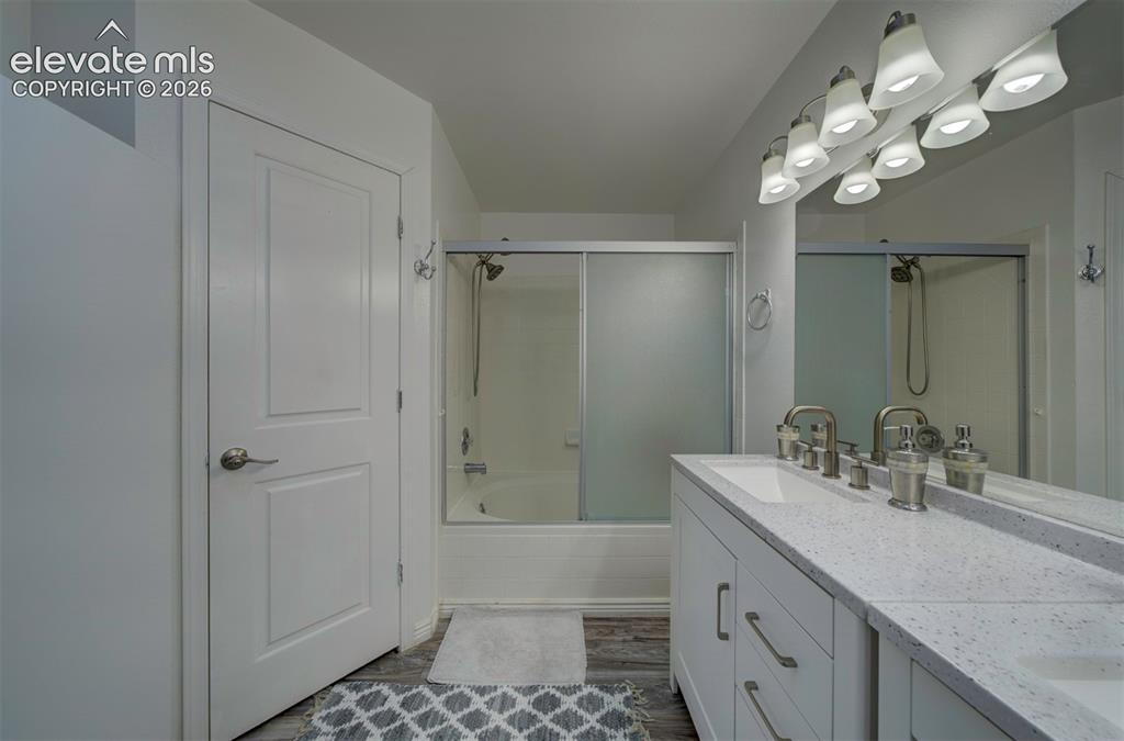 Image 30 of 42: Bathroom