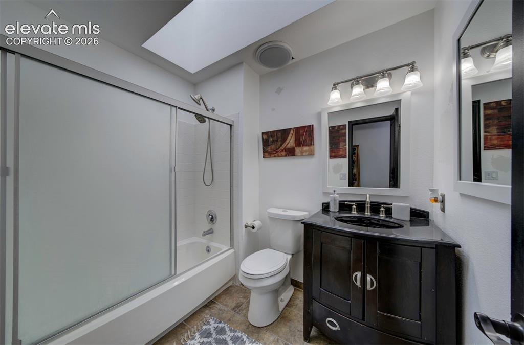 Image 31 of 42: Bathroom