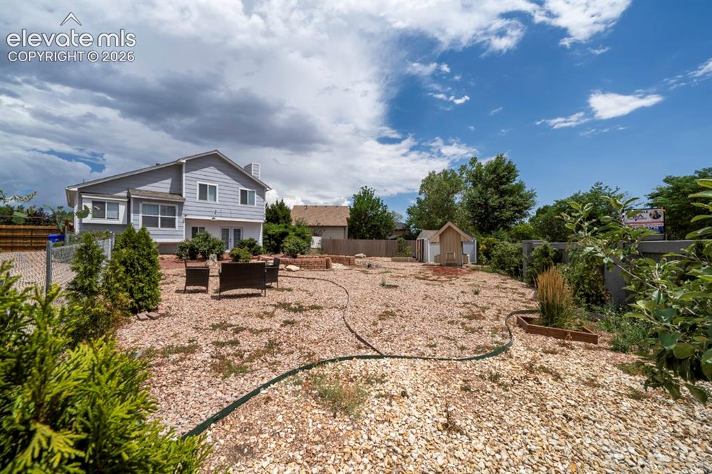 Image 41 of 42: Yard