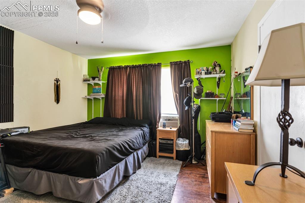 Image 14 of 26: Bedroom