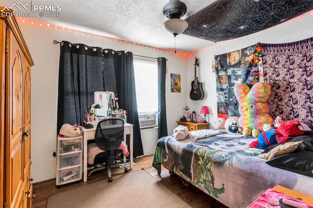 Image 15 of 26: Bedroom