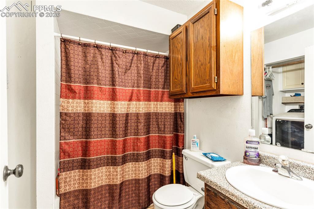 Image 16 of 26: Bathroom